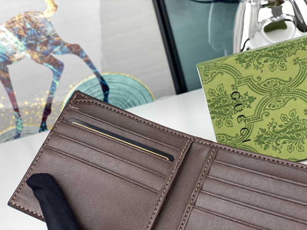 グッチ財布コピー着用イメージ
